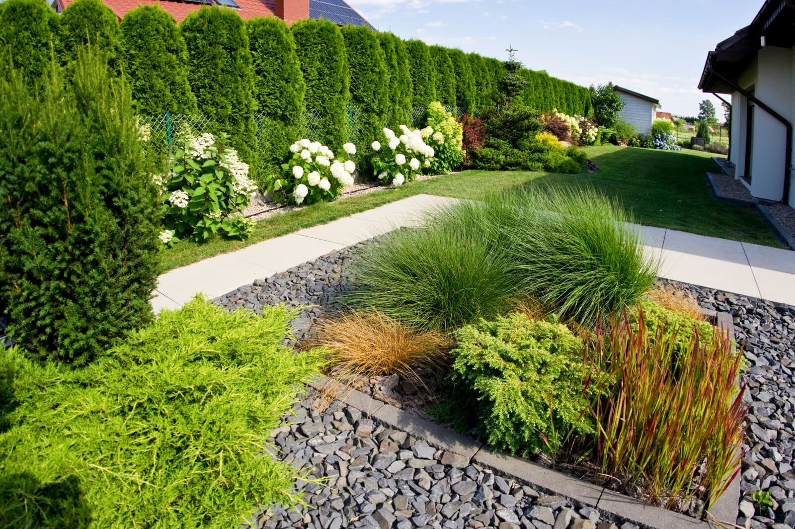 Gepflegter Garten mit Weg und Gräsern