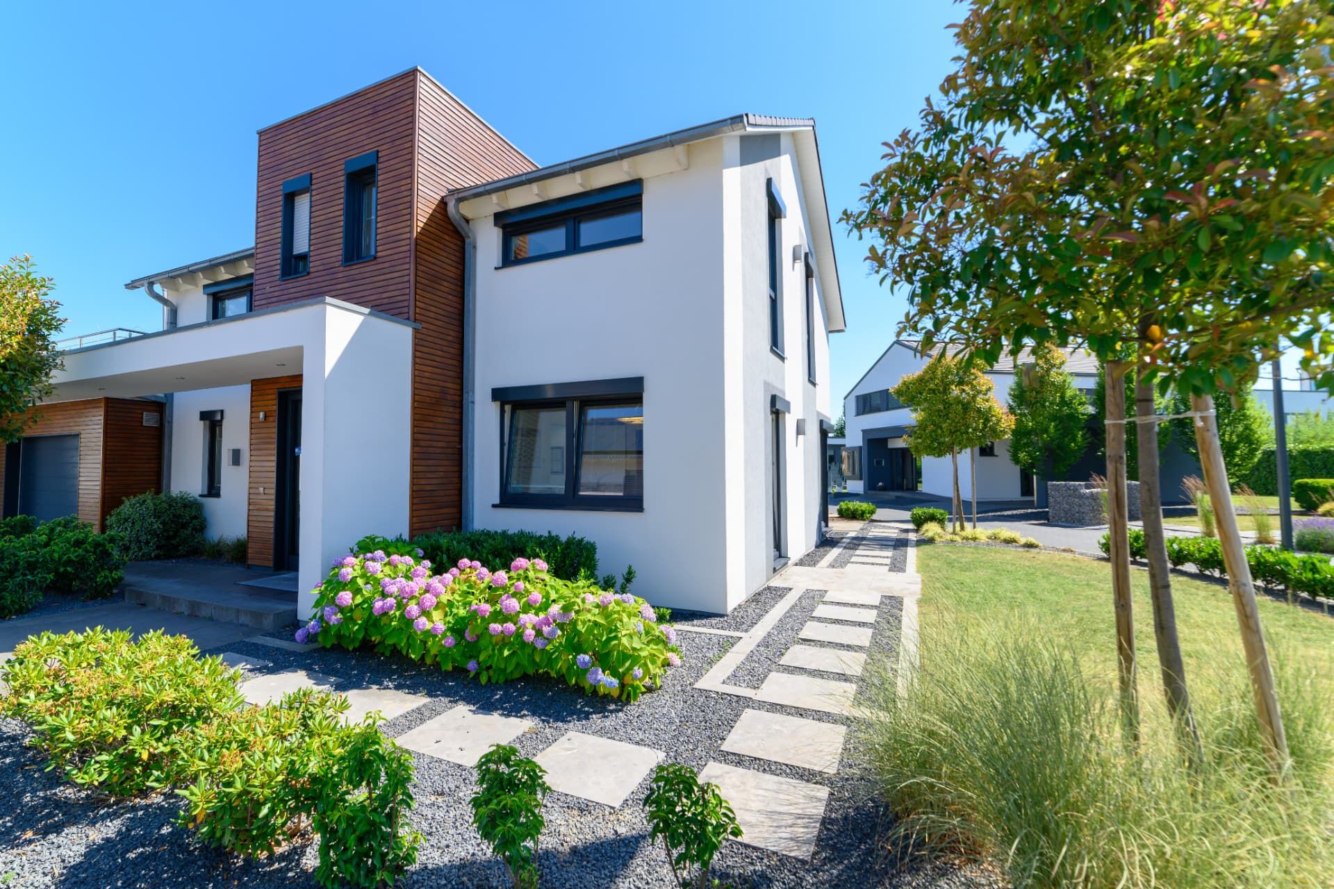 Modernes Haus mit gepflegtem Vorgarten