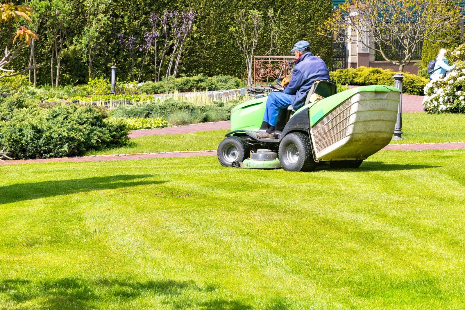 Rasenmähen in einem gepflegten Garten