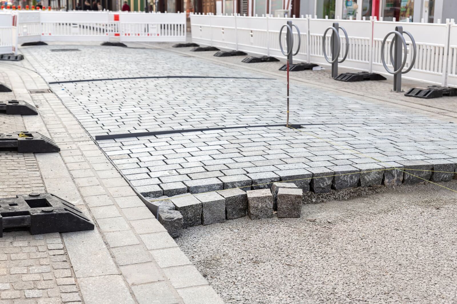 Verlegen von Steinplatten auf vorbereitetem Untergrund